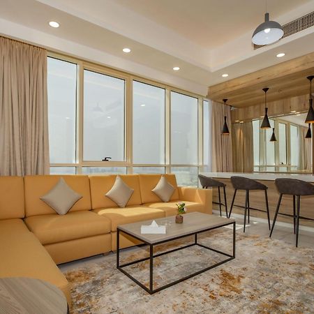 Platinum Coast Hotel Apartments Φουτζάυρα Δωμάτιο φωτογραφία A living room in a suite at the hotel