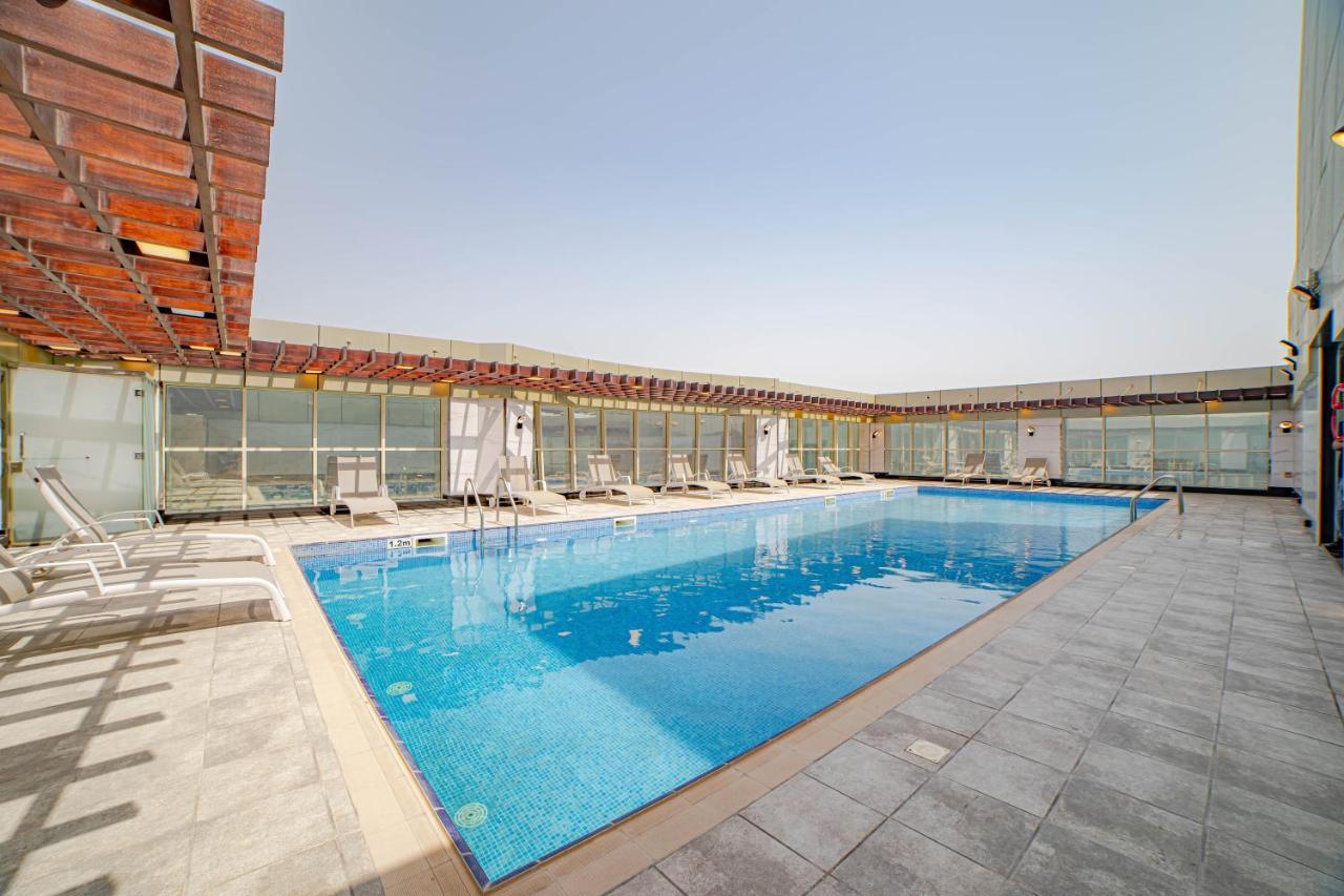 Platinum Coast Hotel Apartments Φουτζάυρα Εξωτερικό φωτογραφία The swimming pool at the hotel