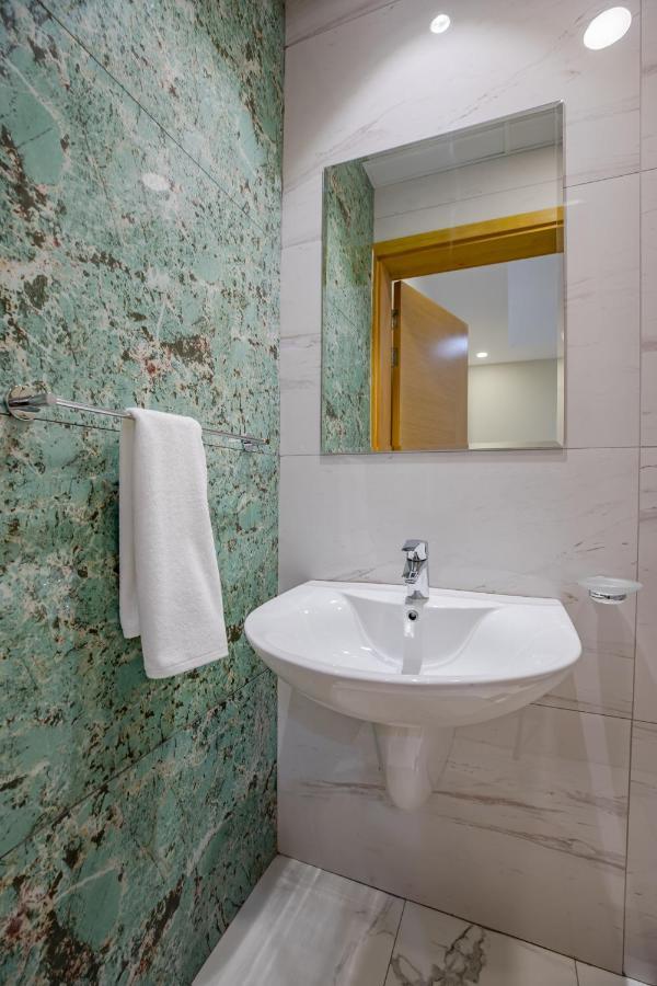 Platinum Coast Hotel Apartments Φουτζάυρα Εξωτερικό φωτογραφία Bathroom