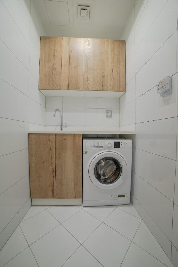 Platinum Coast Hotel Apartments Φουτζάυρα Εξωτερικό φωτογραφία A washing machine in a laundry room