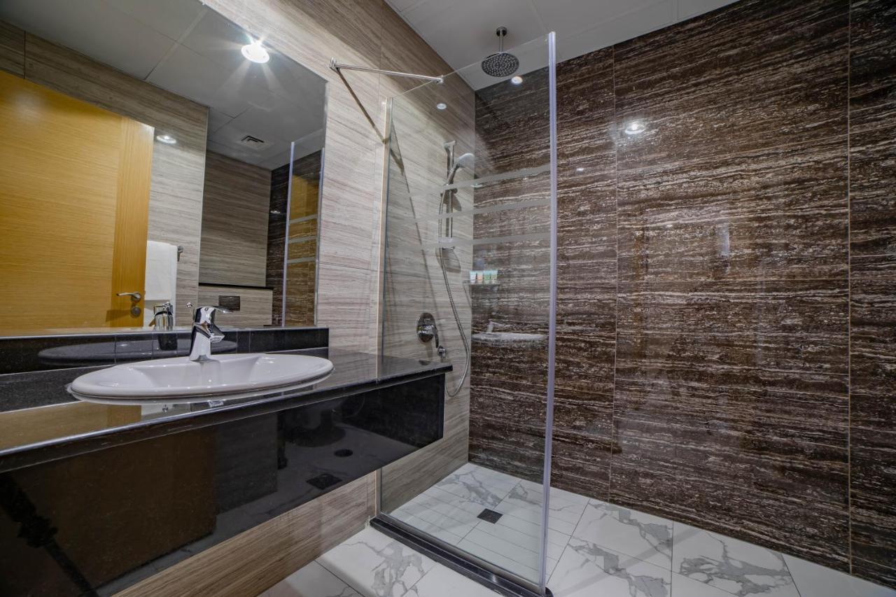Platinum Coast Hotel Apartments Φουτζάυρα Δωμάτιο φωτογραφία A shower enclosure