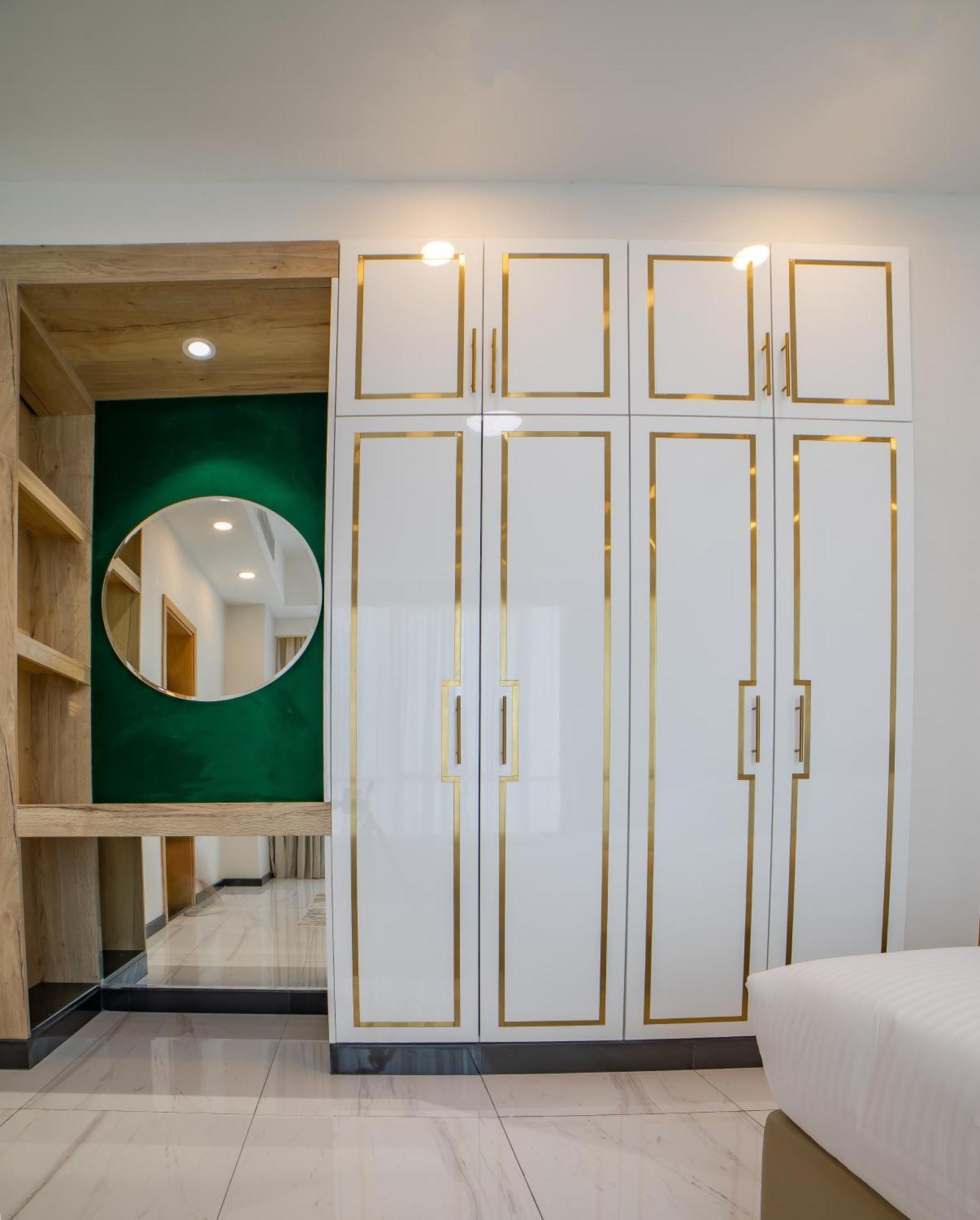 Platinum Coast Hotel Apartments Φουτζάυρα Δωμάτιο φωτογραφία A wardrobe