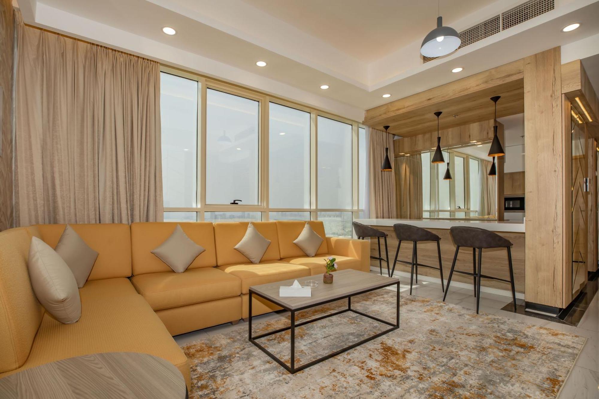 Platinum Coast Hotel Apartments Φουτζάυρα Δωμάτιο φωτογραφία A living room in a suite at the hotel